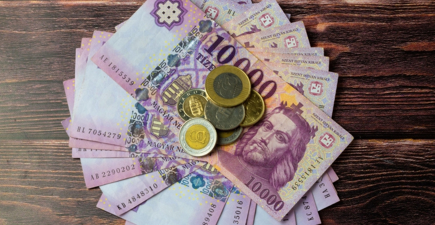 Néhány tízezer forintos bankjegy az asztalon, amely a tudatos élelmiszer spórolás és a konyhai költségek csökkentése révén megmaradt havi megtakarítást szimbolizálja.