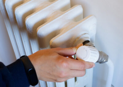 Így lesz melegebb a panelben és a családi házban anélkül, hogy feljebb tekernéd a radiátort