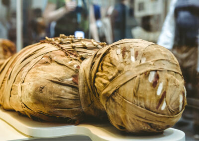 A régészek is ledöbbentek a Luxorban talált idegen feliraton, egy múmiát borított, nem mindennapi üzenetre hívja fel a figyelmet