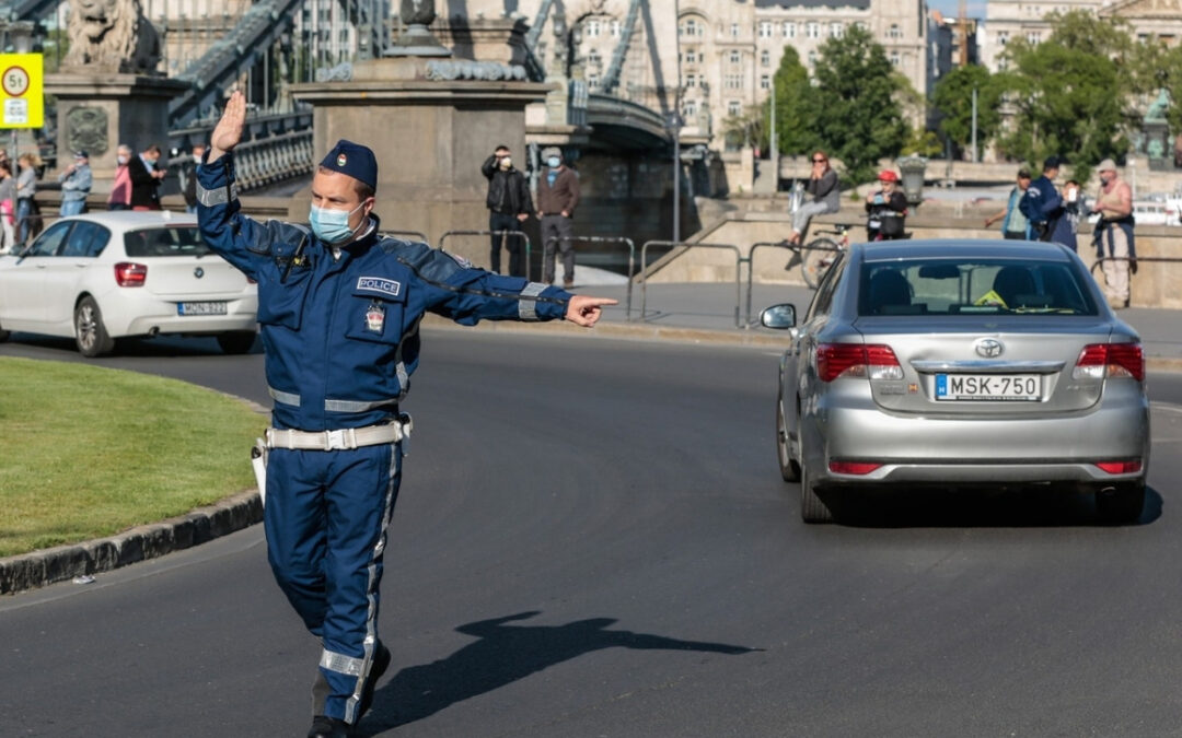 Így sakkoznak a jogosítványoddal, egyetlen apró mozdulat a járdaszegélynél, és súlyos büntetést kockáztatsz