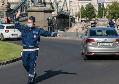 Így sakkoznak a jogosítványoddal, egyetlen apró mozdulat a járdaszegélynél, és súlyos büntetést kockáztatsz