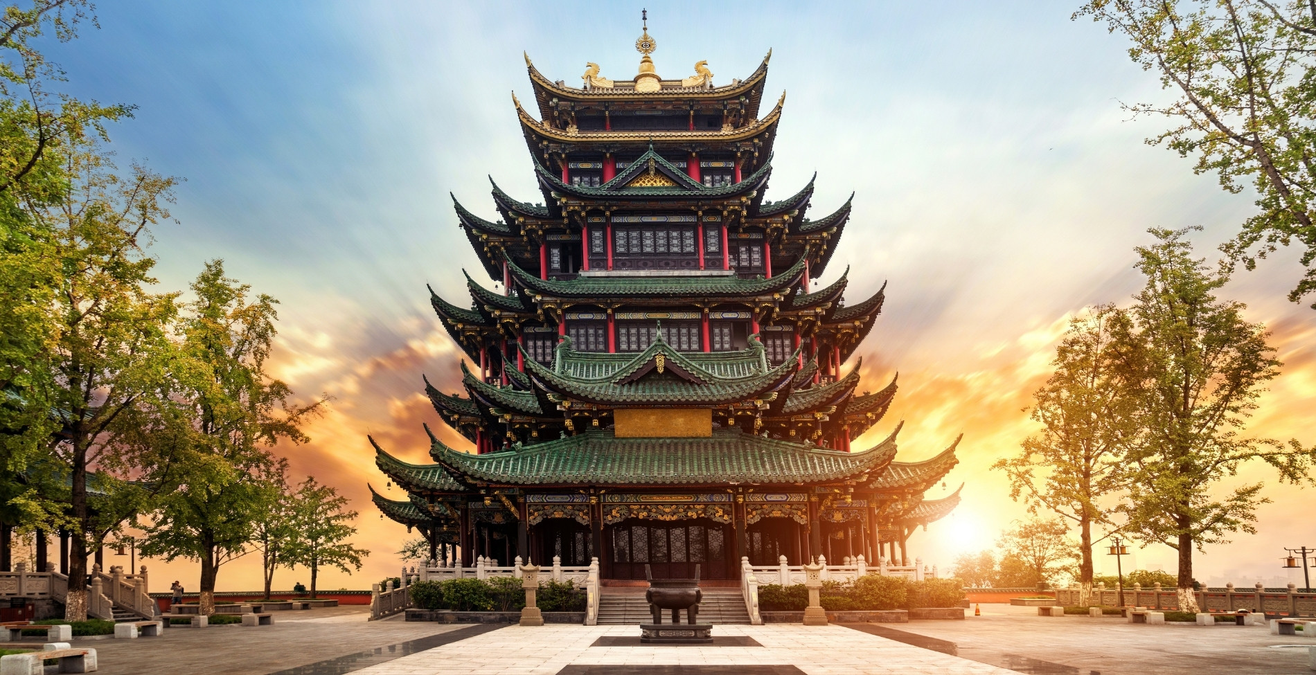 Monumentális, többszintes díszes kínai pagoda naplementekor, amely a szegedi kiallitas során bemutatott ősi kultúra és Kina történelmi kincseinek misztikumát idézi meg a látogatók számára.