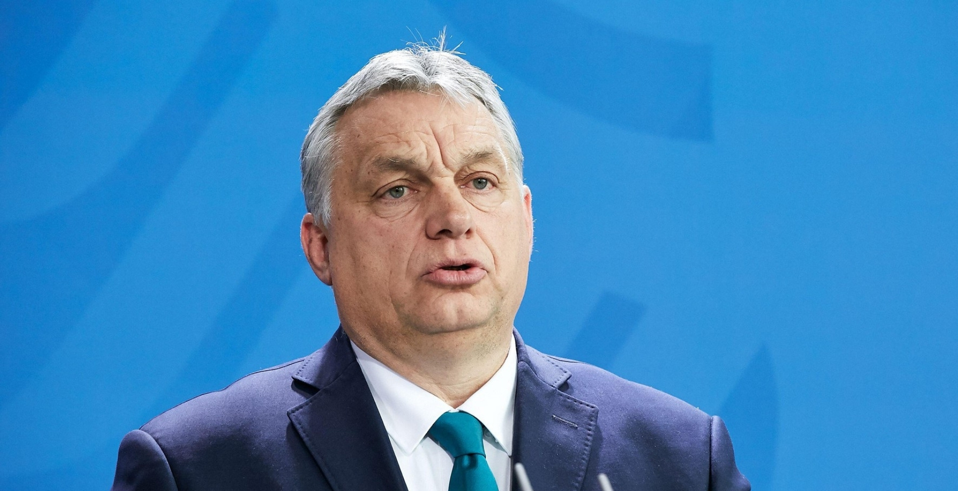 Orbán Viktor miniszterelnök magabiztosan beszél a választók előtt, a háttérben a kormánypárti győzelmet szimbolizáló elemekkel, amely a Fidesz-KDNP kazincbarcikai sikerét és a 2026-os választási kilátásokat tükrözi.
